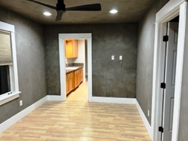Vista de la puerta principal del salón - 15247 Chatsworth St