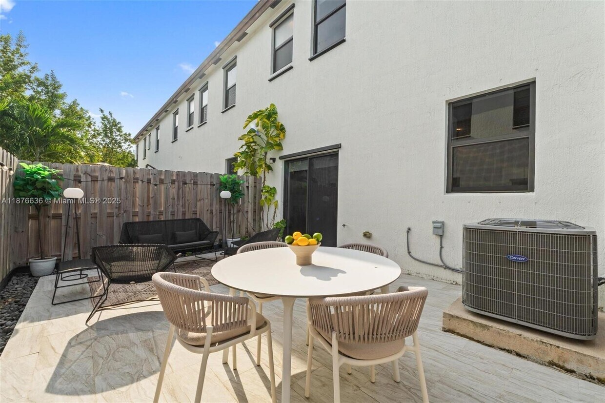 Foto principal - 403 NE 212th St
