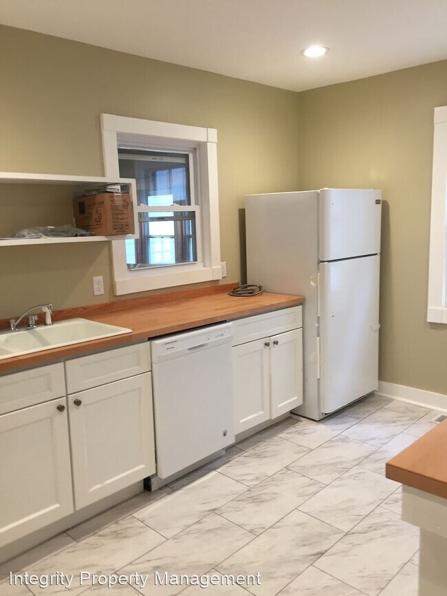 Foto del edificio - 3 br, 1.5 bath House - 15 Carroll St.
