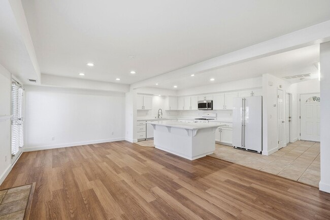 Foto del edificio - Great Townhome with Attached Garage!