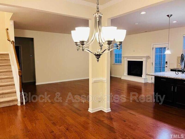 Building Photo - 402 Ravenstone Ln
