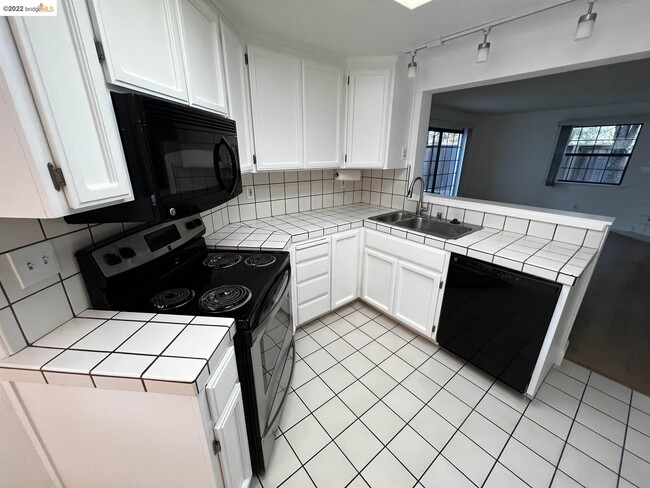 Building Photo - 600 Chandon Ct