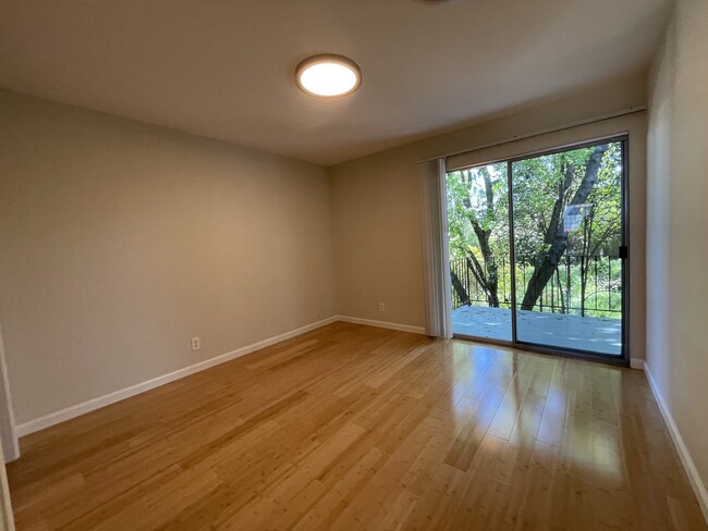 Building Photo - Private Patio, hardwood floors throughout