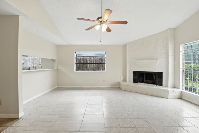 Foto del edificio - 8611 Valley Ledge Dr