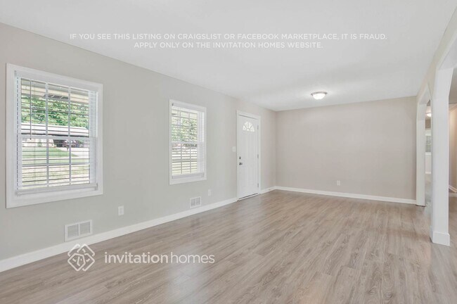 Building Photo - 3899 Summit Dr