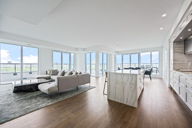 Photo du bâtiment - 30 Inn On The Pk Dr