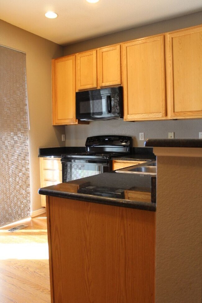 Foto del edificio - Stonegate Townhouse w/ 3 br/3 1/2 baths!!