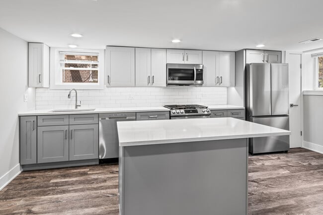 Building Photo - 2144 W Shakespeare Ave