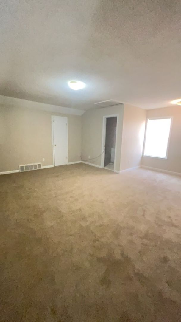 Foto del edificio - 4 Success in now offering this Spacious 2....