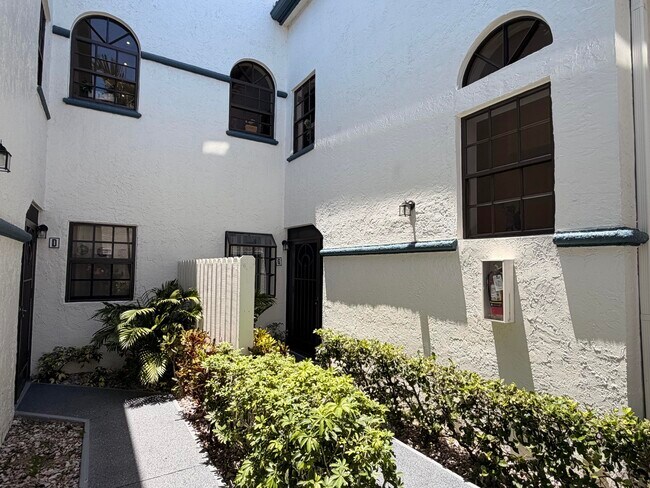 Foto del edificio - 5136 Floria Dr