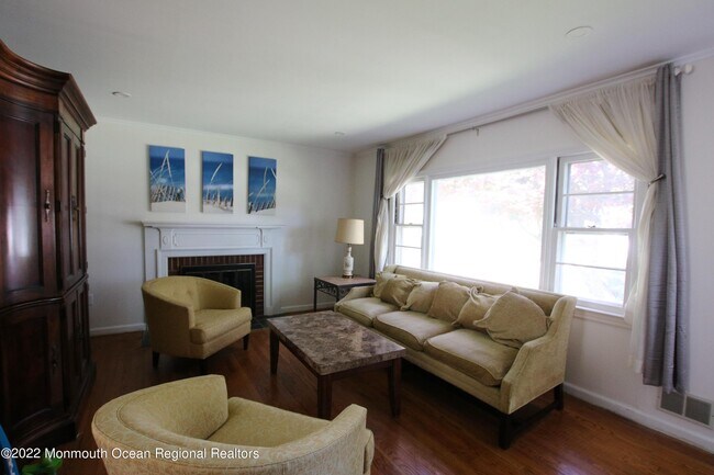 Foto del edificio - 242 Pinecrest Rd