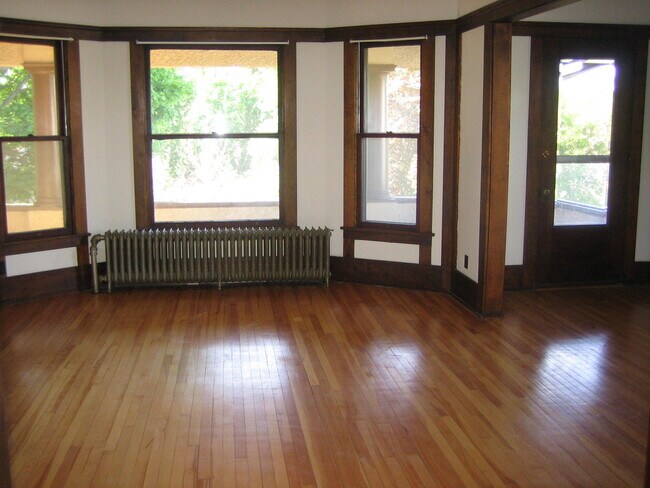 Building Photo - 547 Grand Hl