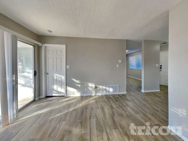 Building Photo - 848 Rebecca Ct NE