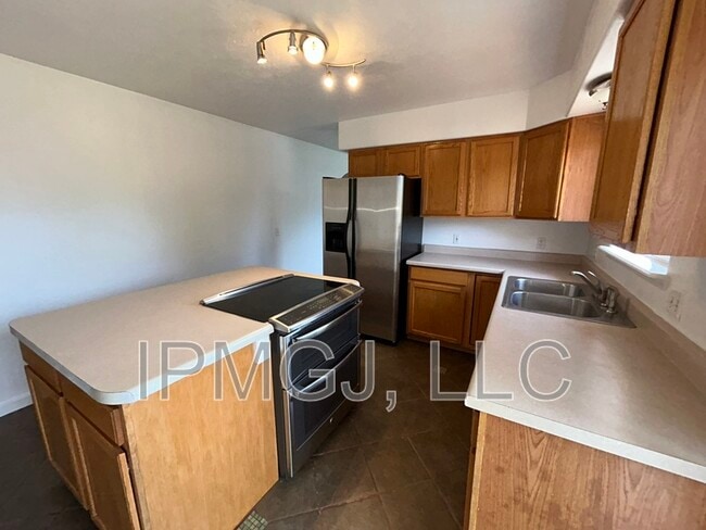 Building Photo - 2867 Pinyon Ave