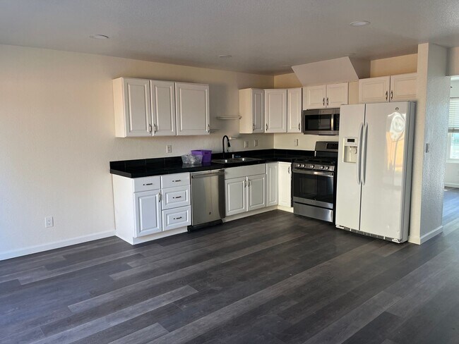 Building Photo - 5825 Cockle Bur Dr
