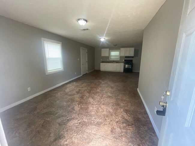 Building Photo - Renovated 2 Bedroom 1 Bath Unit for Rent!