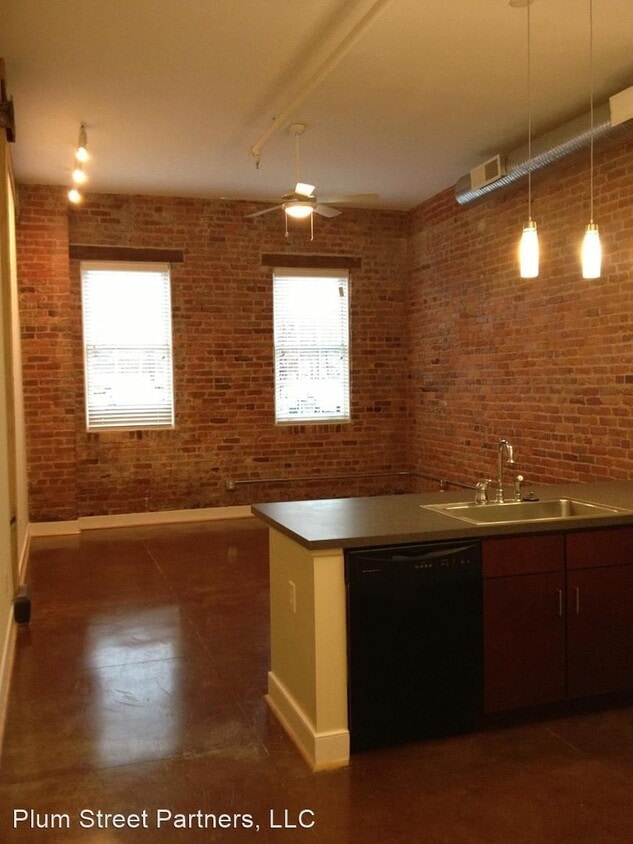 Primary Photo - 250 E Bank St