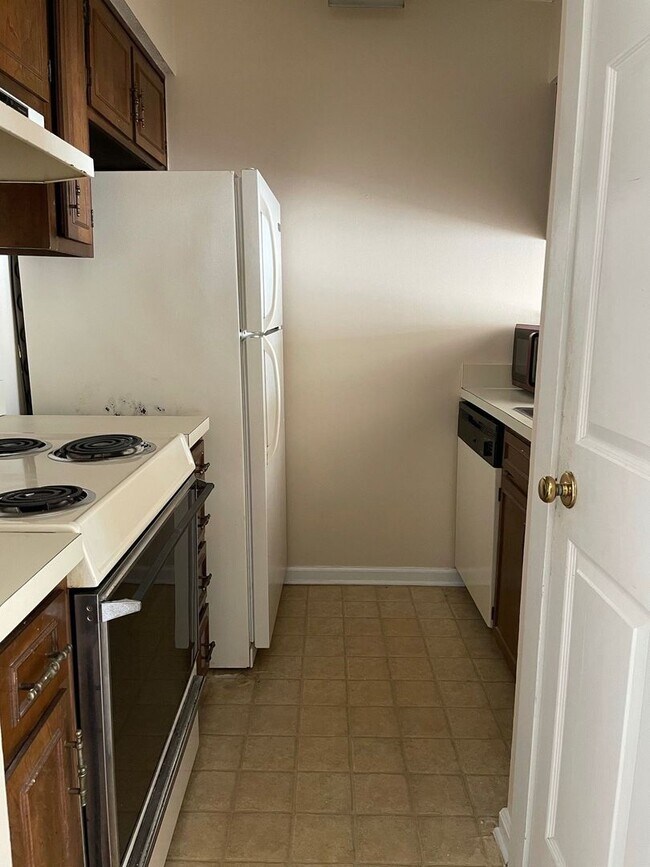 Building Photo - 1 Bedroom Condo in Cobblestone