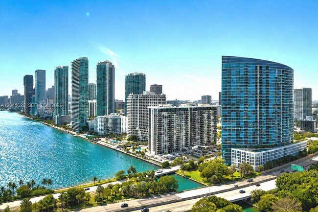 Foto del edificio - 601 NE 36th St