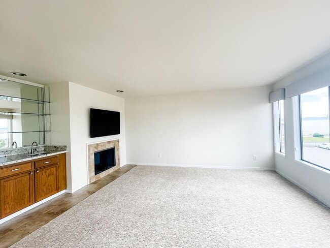 Building Photo - MARINER MANOR IS A PEACEFUL SOUND VIEW CONDO