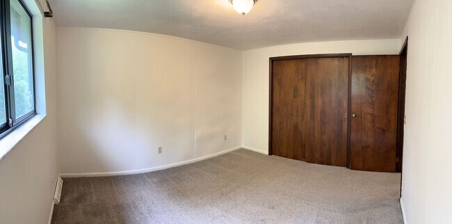 Building Photo - 2 Bedroom Shaler Townhouse with Garage
