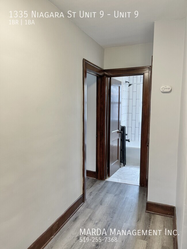 Photo du bâtiment - SPACIOUS AND UPDATED 1 BED 1 BATH - WALKERVILLE  PLUS HYDRO