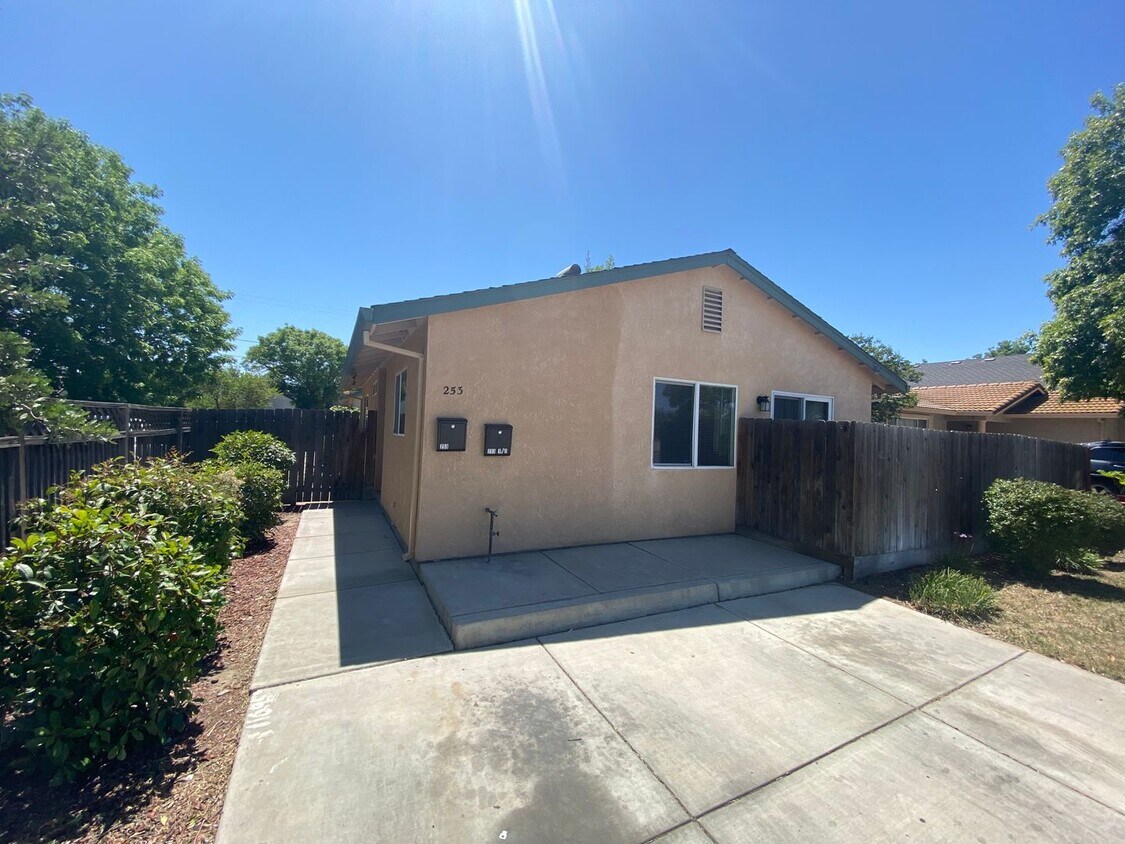 Primary Photo - 253 H St