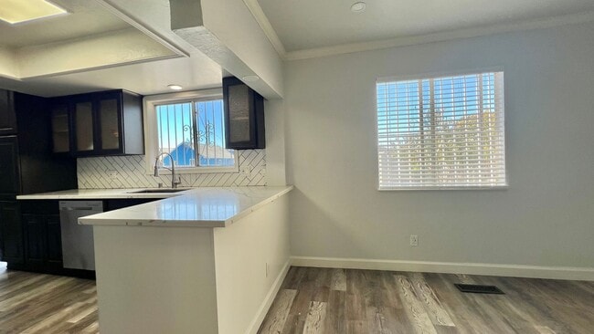 Building Photo - Lovely House 4BR 2.5BA with Large Backyard