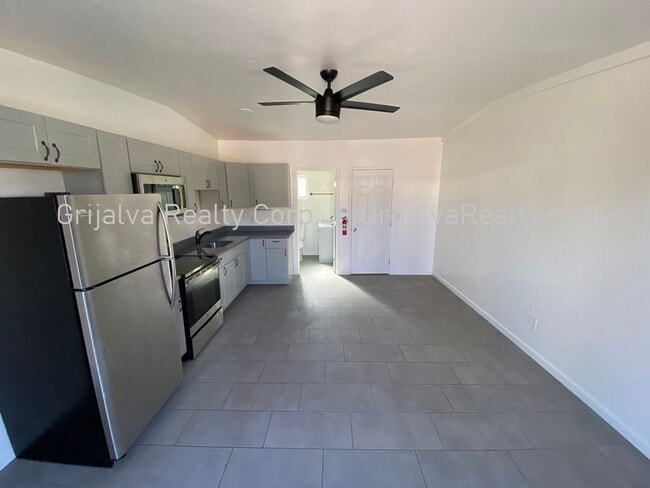 Foto del edificio - 2930 N Winstel Blvd