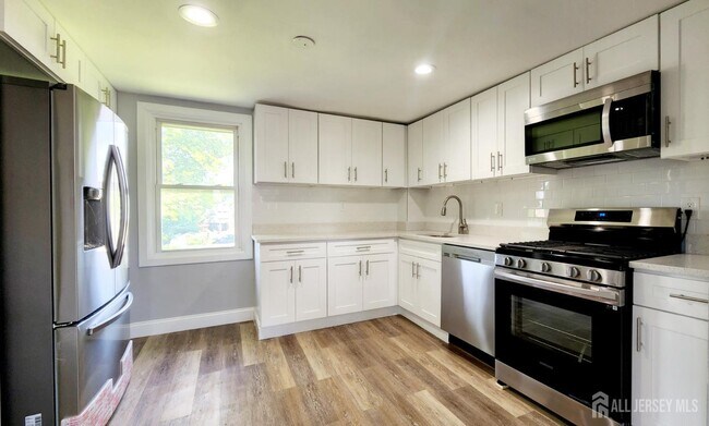 Foto del edificio - 111 Demorest Ave