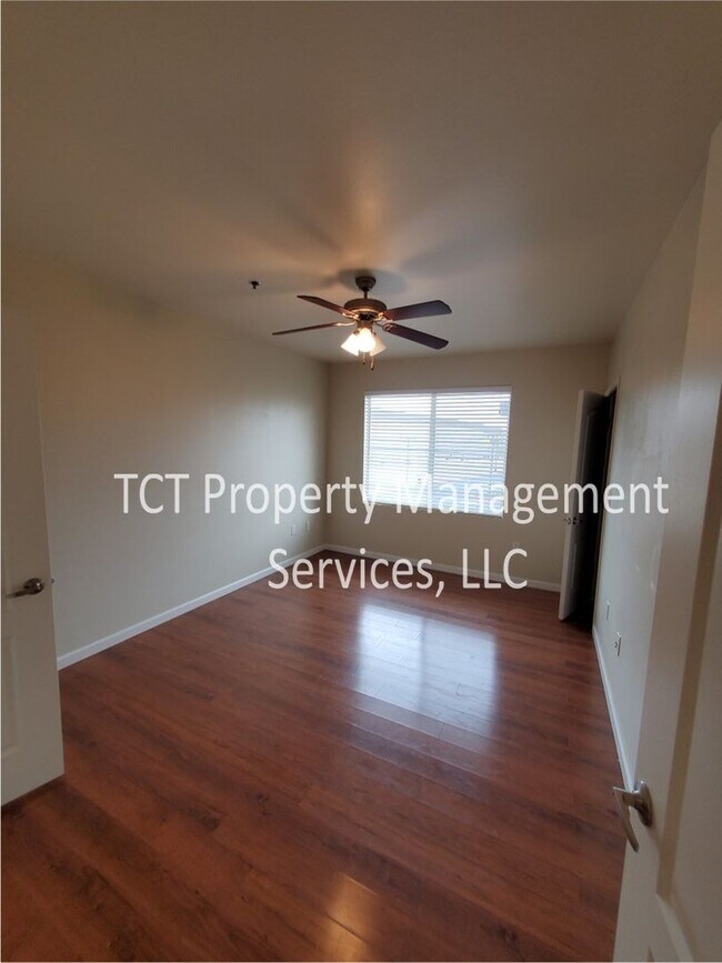 Foto del edificio - 2 bed/2bath Nestled in the Gated community of Villa Real/Arpeggio.