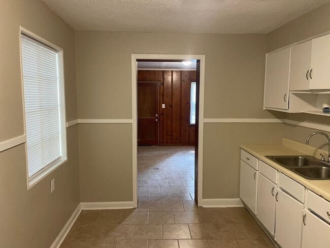 Building Photo - Move-in Special! 1/2 off first month's rent!