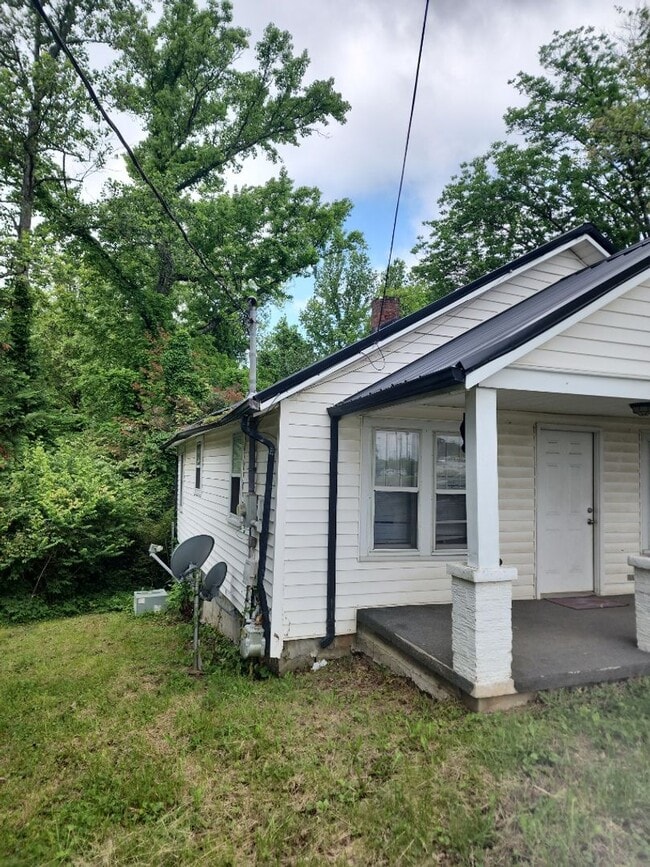 Building Photo - 944 N Franklin Ave