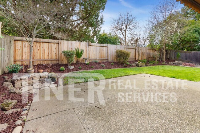 Building Photo - Stunning 3 Bedroom Gold River Home - Tier 2
