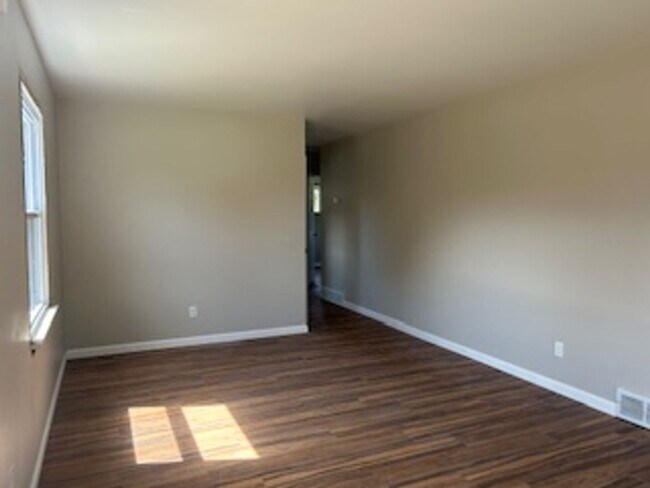 Building Photo - Connersville Sublease 3 Bed House