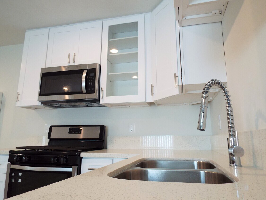 Kitchen - 7622 Pickering Ave