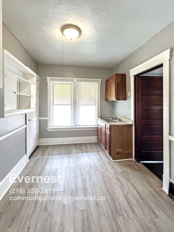Foto del edificio - 9425 Denison Ave