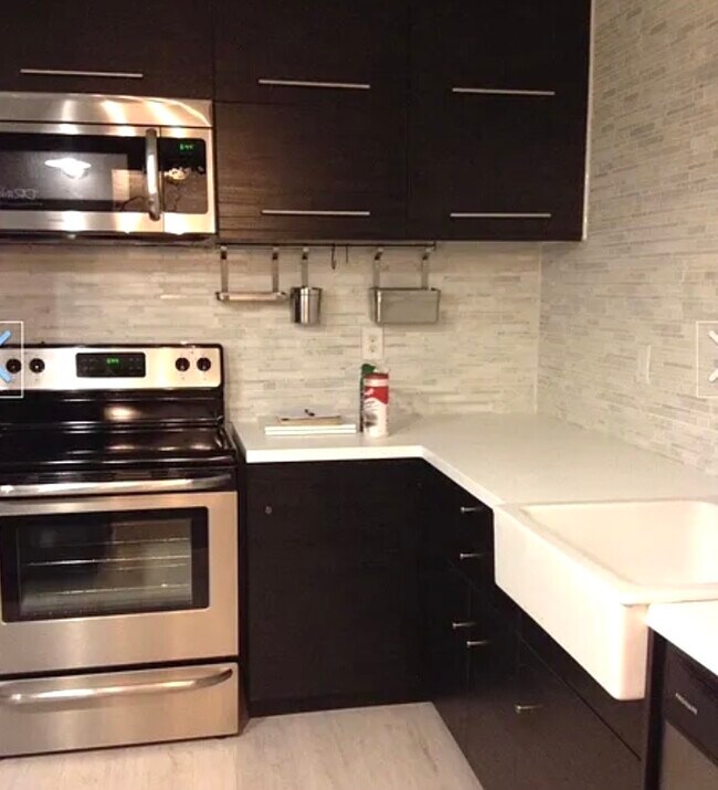 Cocina con luces cálidas encendidas - 77 Atterbury Blvd