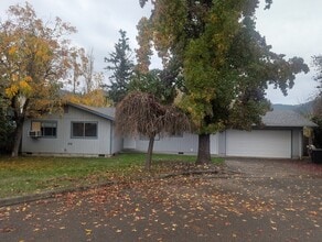 Building Photo - 805 NE Ash Ct