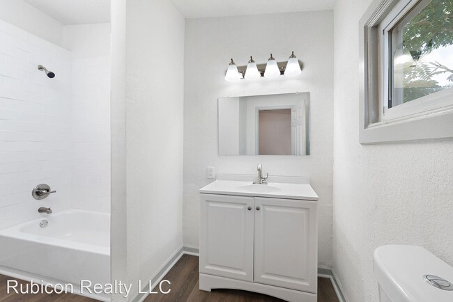 Building Photo - 3 br, 2 bath House - 858 Riverview Ave