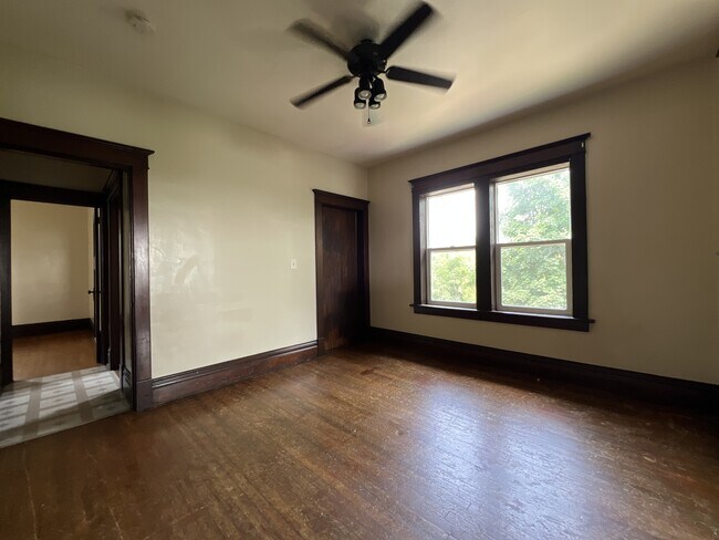 Building Photo - 809 W 8th St