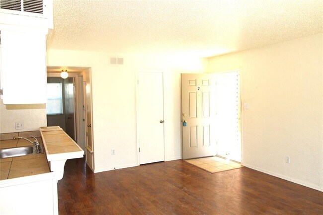 Foto del edificio - 1315 Glen Oaks Ct