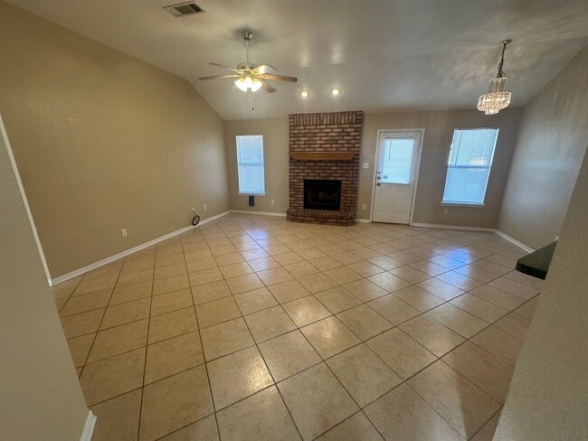 Foto del edificio - AVAILABLE NOW!!