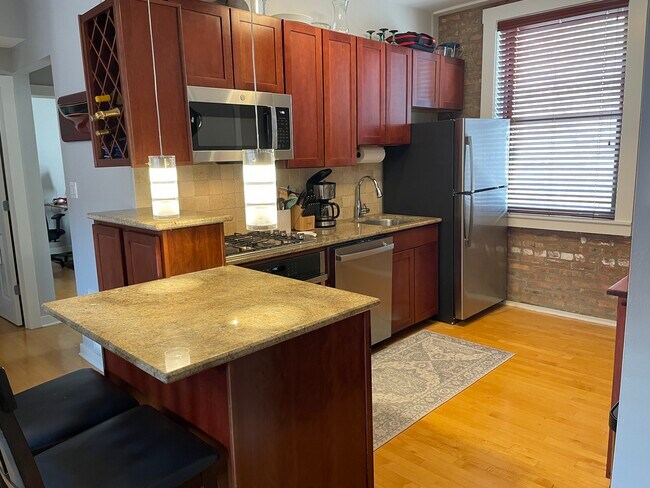 Building Photo - 909 W Cornelia Ave