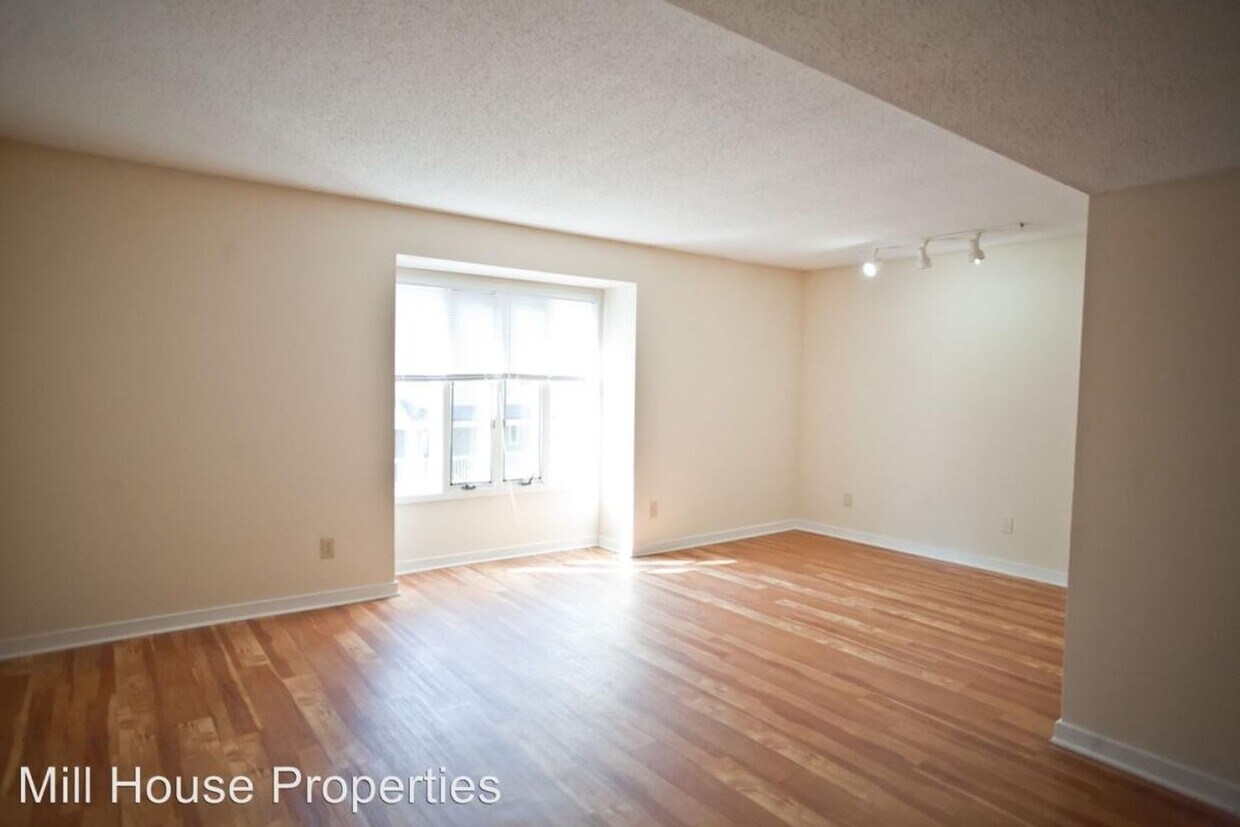 Foto del edificio - Wonderful 4BR garden apartment a few block...