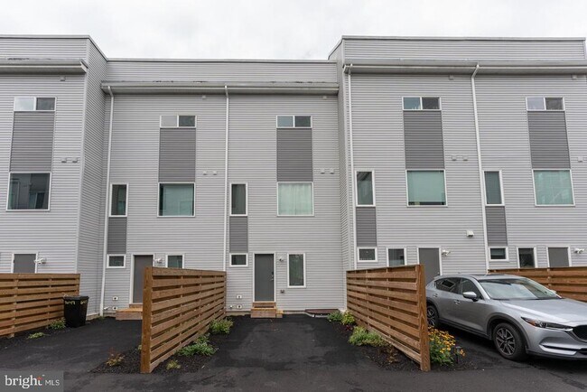 Building Photo - 1641 N Randolph St
