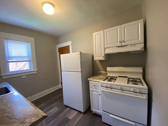 Updated kitchen - 2622 Tilbury Ave