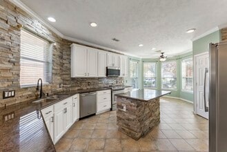 Building Photo - 11 S Bendrook Loop