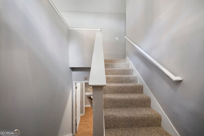 Foto del edificio - 347 Farm Brook Ln