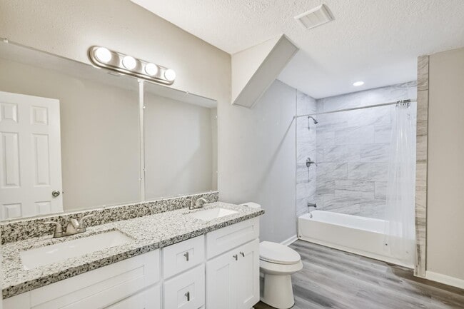 Building Photo - 305 Red Haven Dr